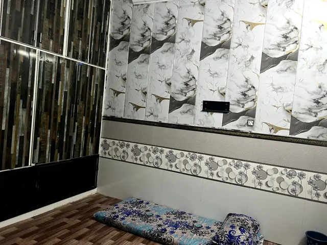 Gold-veined wall detail
